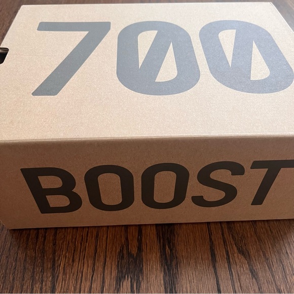 Adidas Yeezy Boost 700 sz 4 men 5 women new - Picture 3 of 10